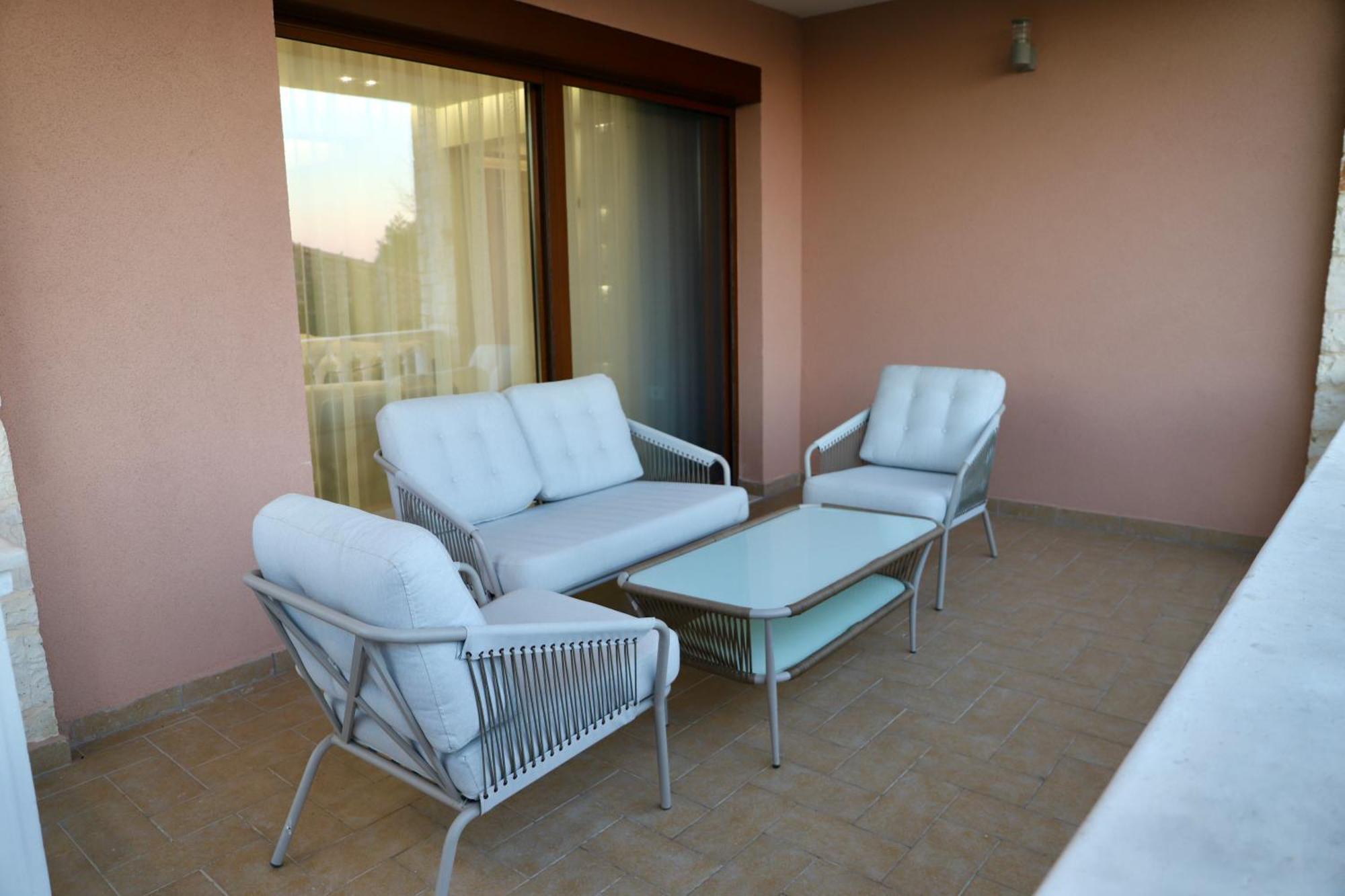 Green Villa With Private Pool Durres Exterior photo